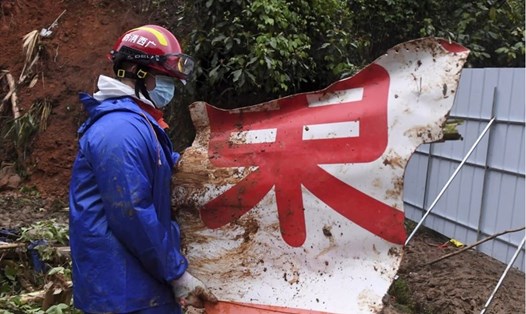 Mảnh vỡ từ vụ rơi máy bay Trung Quốc ngày 21.3. Ảnh: Tân Hoa Xã