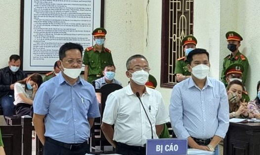 3 bị cáo Thi, Dũng, Huy (trái sang) tại phiên tòa sơ thẩm diễn ra vào tháng 10.2021. Ảnh: Hưng Thơ.