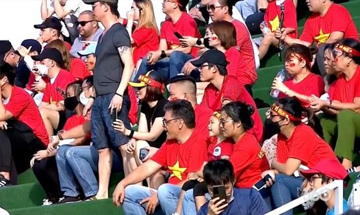 CĐV Việt Nam có mặt trên sân để cổ vũ cho đội tuyển U23. Ảnh: CMH