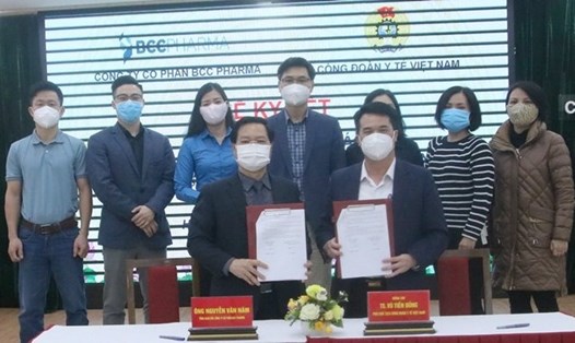 Đại diện Công đoàn Y tế Việt Nam và Công ty cổ phần BCC Pharma ký thoả thuận hợp tác. Ảnh: X.Bách