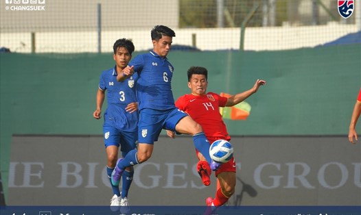 U23 Thái Lan (áo xanh) mắc nhiều lỗi ở hàng phòng ngự ở trận thua U23 Trung Quốc 2-4. Ảnh: FAT