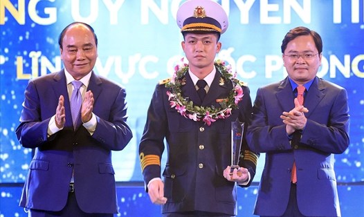 Chủ tịch nước trao giải thưởng Gương mặt trẻ Việt Nam triển vọng năm 2021.
