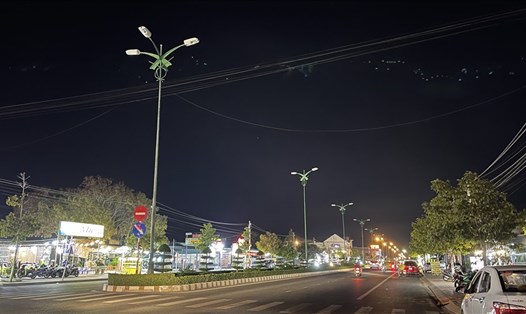 Tắt giảm đèn đường trên đại lộ Hùng Vương, TP.Phan Thiết. Ảnh: DT
