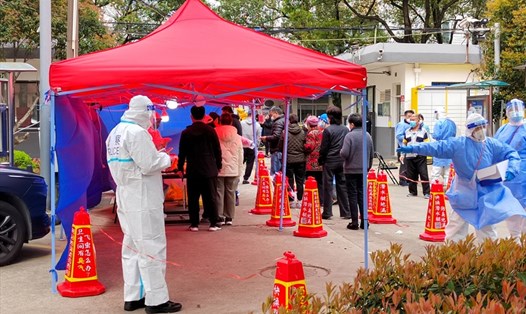 Người dân Thượng Hải, Trung Quốc chờ xét nghiệm COVID-19. Ảnh: CFP