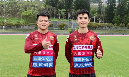 Phạm Văn Luân (trái) và Vũ Hồng Quân đã có buổi tập đầu tiên cùng FC Ryukyu sau khi chuyển đến từ đội Sài Gòn. Ảnh: FC Ryukyu.