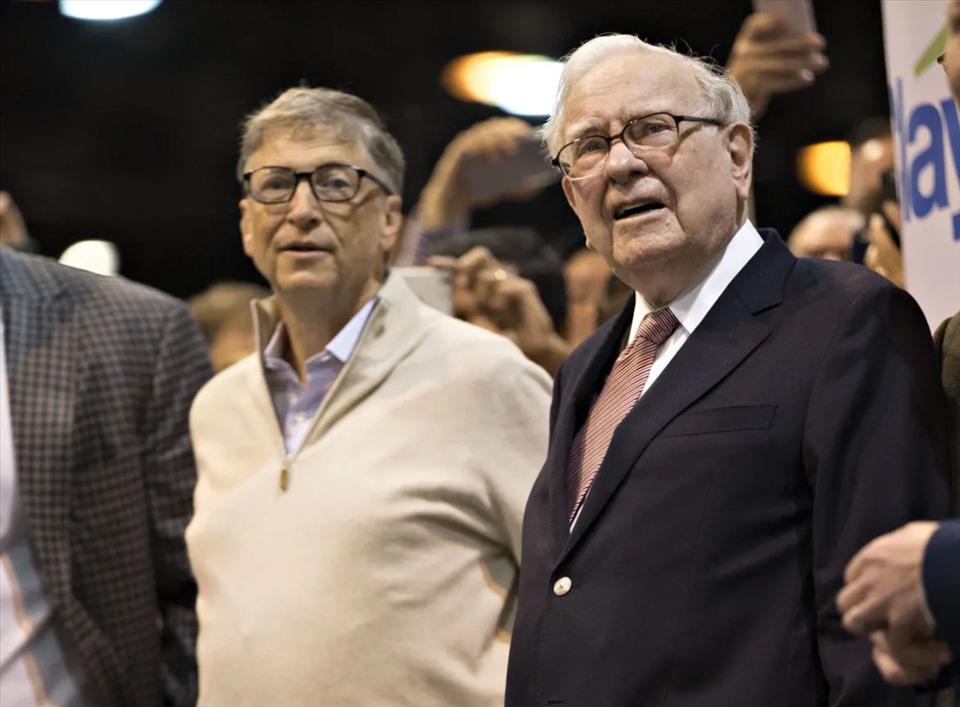 Tỉ phú Mỹ Bill Gates (trái) và Warren Buffett. Ảnh: AFP