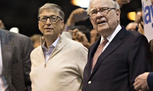 Tỉ phú Mỹ Bill Gates (trái) và Warren Buffett. Ảnh: AFP