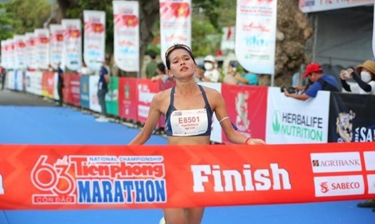 Phạm Thị Hồng Lệ vô địch cự ly 21km tại Tiền Phong Marathon. Ảnh: Như Ý