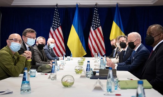 Tổng thống Joe Biden dự cuộc họp với các Bộ trưởng Quốc phòng, Ngoại giao Mỹ và Ukraina ngày 26.3 tại Ba Lan. Ảnh: AFP