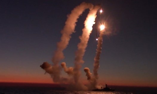 Nga bắn tên lửa hành trình Kalibr phá huỷ kho vũ khí Ukraina. Ảnh: Bộ Quốc phòng Nga