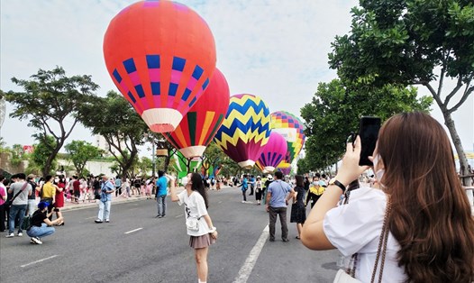Người dân Đà Nẵng đổ về checkin trong ngày hội khinh khí cầu. Ảnh: TT