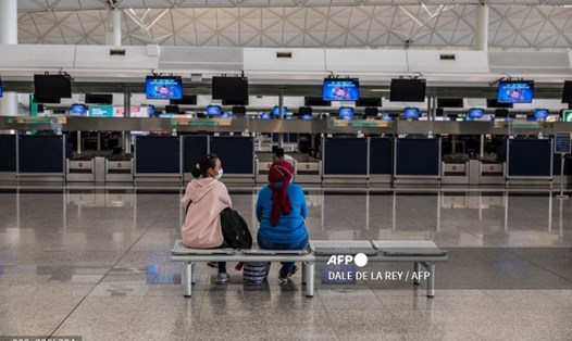 Quầy làm thủ tục tại sân bay quốc tế ở Hong Kong vào ngày 21.3.2022. Ảnh: AFP