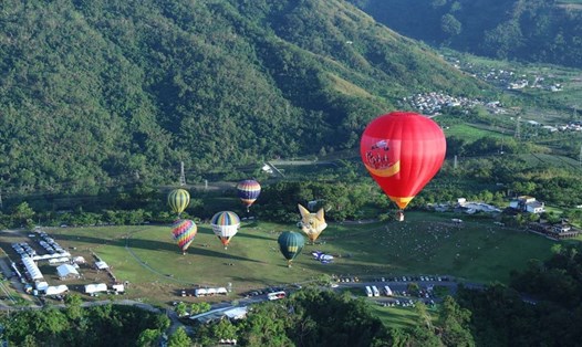 Tham dự Lễ hội Khinh khí cầu Quốc tế tại Tuyên Quang du khách có cơ hội ngắm nhìn cảnh sắc thiên nhiên hùng vĩ từ trên cao.