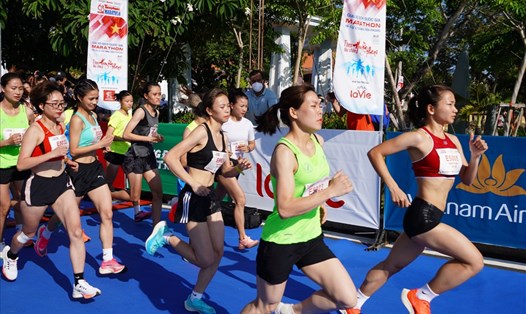 VĐV nữ tuyển cự ly 10km xuất phát. Ảnh: T.A