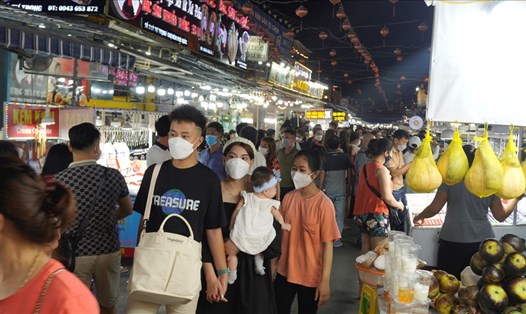 Rất đông du khách đến tham quan, mua sắm tại chợ đêm Phú Quốc. Ảnh: PV