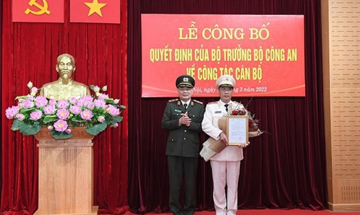 Trung tướng Tô Ân Xô (trái) thừa uỷ quyền trao quyết định bổ nhiệm cho thiếu tướng Cao Đăng Hưng. Ảnh: VGP