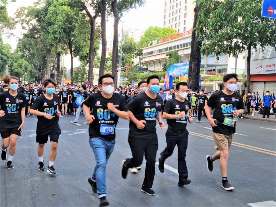 Vận động viên là người lao động, cán bộ, công nhân viên đến từ các Công đoàn cơ sở tham gia giải chạy bộ. Ảnh: Anh Vũ