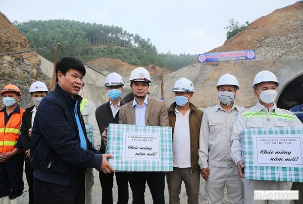 Ông Đỗ Nga Việt - Chủ tịch  Công đoàn Giao thông Vận tải Việt Nam tặng quà đoàn viên trên công trường. Ảnh: CĐGT