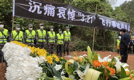 Trung Quốc tổ chức sự kiện để bày tỏ thương tiếc 132 nạn nhân trong vụ rơi máy bay. Ảnh chụp màn hình