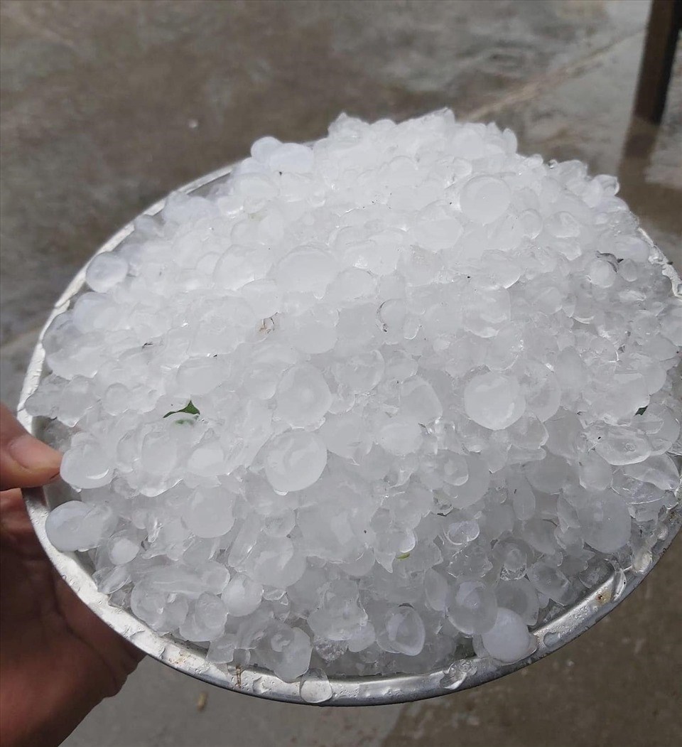 Người dân thu được một thau đá sau một trận mưa. Người dân thu được một thau đá sau một trận mưa.