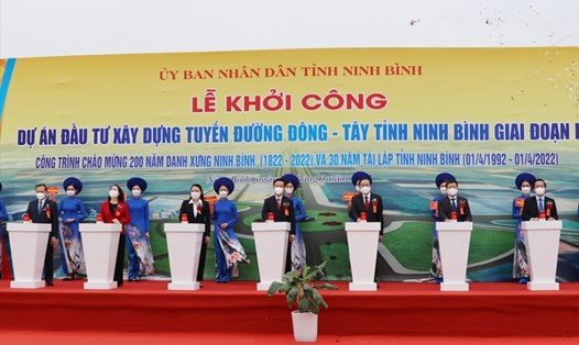 Các đại biểu ấn nút khởi công tuyến đường kết nối Đông - Tây tỉnh Ninh Bình. Ảnh: NT