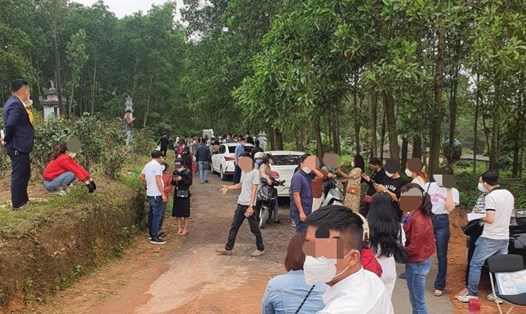Cảnh tập trung mua bán 12 lô đất ở huyện Triệu Phong do chủ đất tự ý tách thửa trên giấy. Ảnh: MXH.