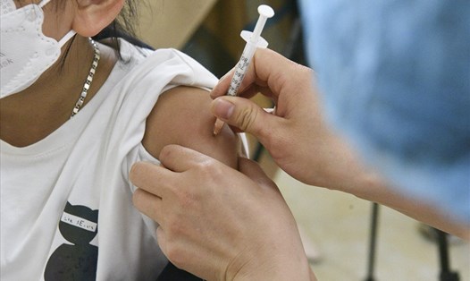 Cán bộ y tế tiêm phòng vaccine COVID-19 cho trẻ 5-11 tuổi ở Hà Nội. Ảnh: Phạm Đông