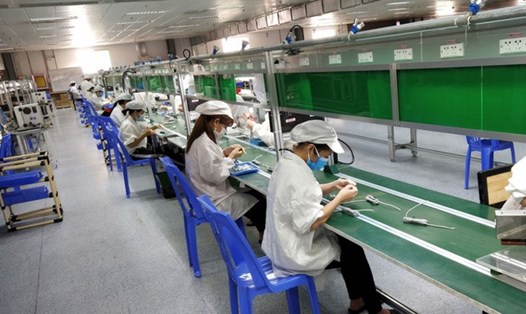 Công nhân làm việc ở một doanh nghiệp tại KCN Vân Trung, tỉnh Bắc Giang.Ảnh: Minh Linh