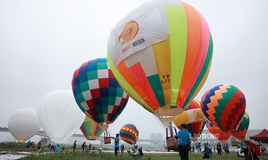 Du khách trải nghiệm tour khinh khí cầu tại Long Biên, Hà Nội. Ảnh: H.N