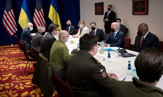 Tổng thống Joe Biden dự họp cùng Bộ trưởng Ngoại giao - Quốc phòng Mỹ và Ukraina tại Warsaw, Ba Lan, ngày 26.3.2022. Ảnh: AFP