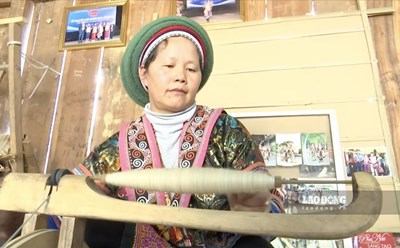 Nghệ nhân Vàng Thị Mai tại xã Lùng Tám, Quản Bạ, Hà Giang. Ảnh: Thanh Hà