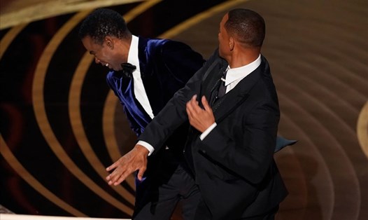 Will Smith đánh vào mặt Chris Rock trên sân khấu Oscar 2022.