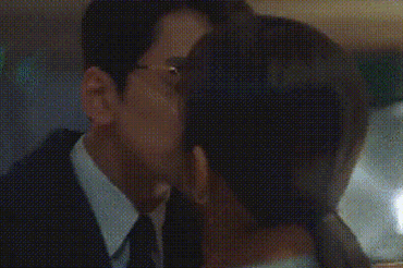 Nụ hôn tháo kính gây sốt màn ảnh. Ảnh: Cắt từ phim.