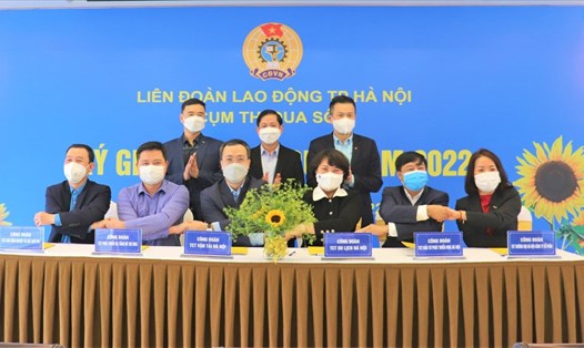 Các đơn vị trong Cụm thi đua của Liên đoàn Lao động Thành phố Hà Nội ký giao ước thi đua năm 2022 (ảnh minh họa). Ảnh: CĐN