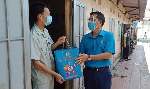 Lãnh đạo Liên đoàn Lao động Thành phố Hà Nội trao hỗ trợ cho công nhân lao động tại khu nhà trọ. Ảnh minh họa: NA