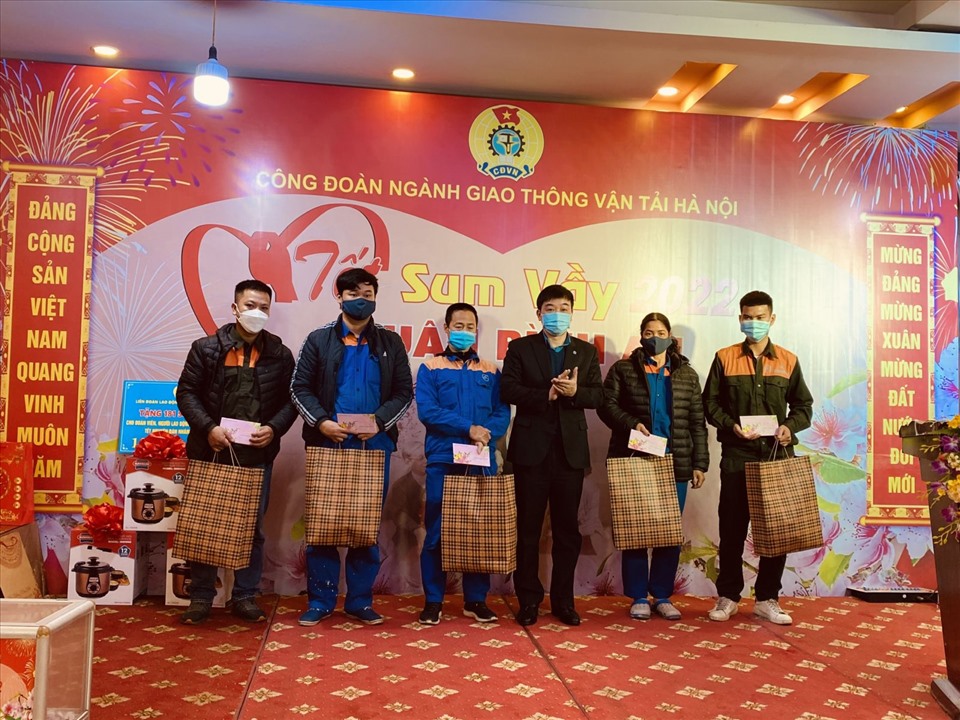 Ông Quách Xuân Vinh – Phó Chủ tịch Công đoàn GTVT Việt Nam (thứ 3 từ phải sang) trao quà từ Quỹ Từ thiện Công đoàn GTVT Việt Nam cho NLĐ. Ảnh: CĐGT