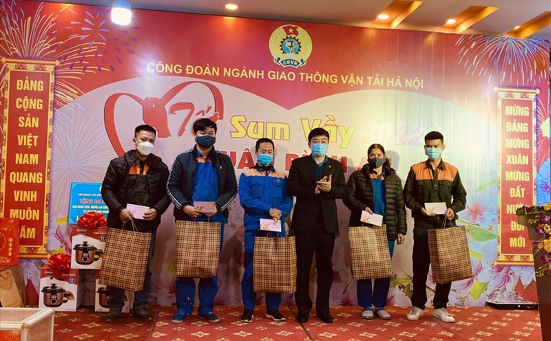 Ông Quách Xuân Vinh – Phó Chủ tịch Công đoàn GTVT Việt Nam (thứ 3 từ phải sang) trao quà từ Quỹ Từ thiện Công đoàn GTVT Việt Nam cho NLĐ. Ảnh: CĐGT