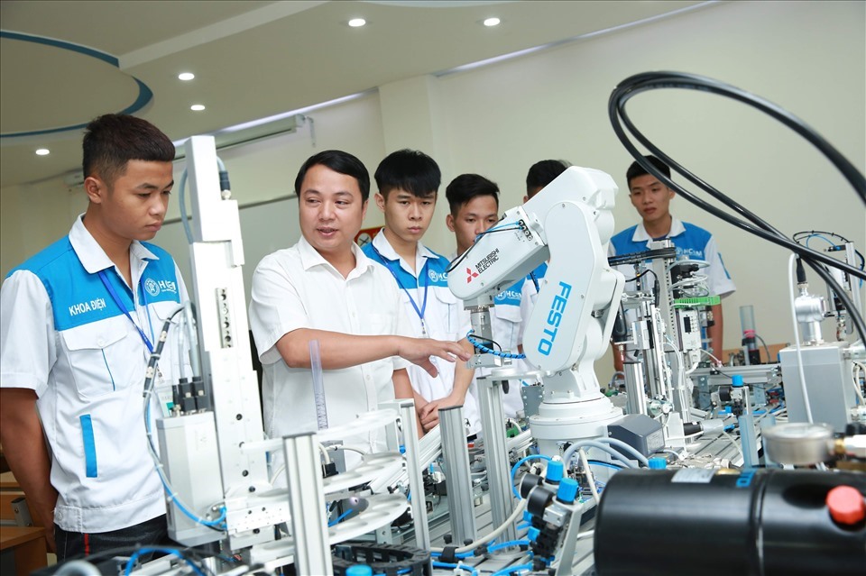 Giờ học chất lượng cao nghề Cơ điện tử của Trường Cao đẳng Cơ điện Hà Nội. Ảnh minh họa. Ảnh: Thanh Hà