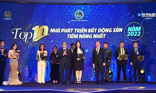Đại diện Van Phuc Group nhận giải thưởng Top 10 nhà phát triển bất động sản tiềm năng nhất năm 2022. Ảnh: R.T