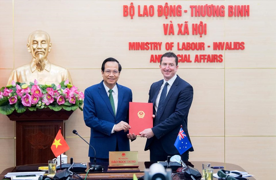 Bộ trưởng Lao động - Thương binh và Xã hội Việt Nam Đào Ngọc Dung và Đại biện lâm thời Australia Mark Tattersall trao đổi Bản ghi nhớ có chữ ký của hai bên. Ảnh: Khánh Minh