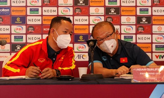 Ông Lê Huy Khoa (trái) là trợ lý thân cận của huấn luyện viên Park Hang-seo ở đội tuyển Việt Nam. Ảnh: FBNV