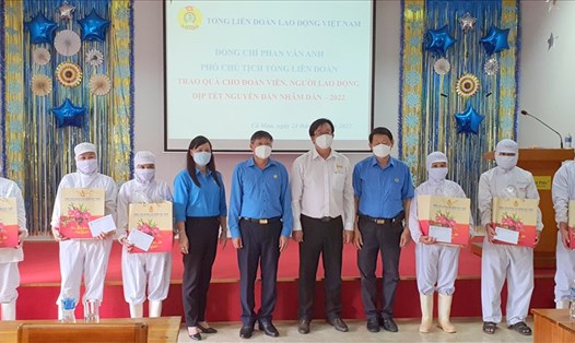 Phó chủ tịch Tổng LĐLĐ Việt Nam Phan Văn Anh trao quà cho công nhân tỉnh Cà Mau nhân dịp Tết Nhâm dần. ảnh: Nhật Hồ