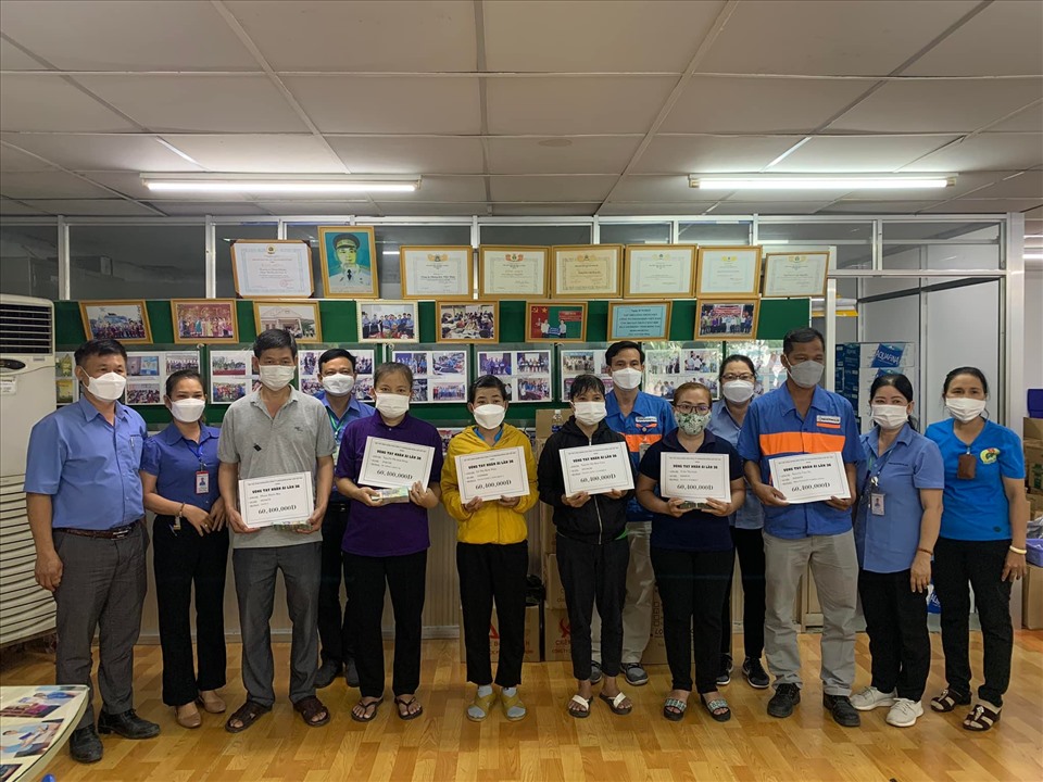 Ban chấp hành Công đoàn trao tiền hỗ trợ cho công nhân mắc bệnh hiểm nghèo. Ảnh: Hà Anh Chiến