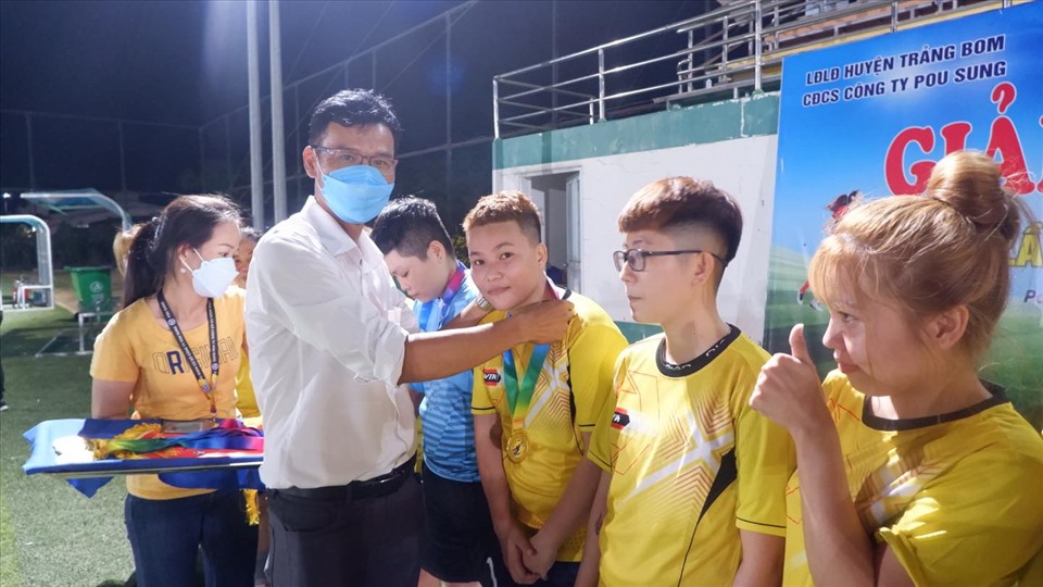 Ban chấp hành Công đoàn cơ sở Công ty TNHH Pousung Việt Nam trao giải cho các đội bóng. Ảnh: CĐ Pousung