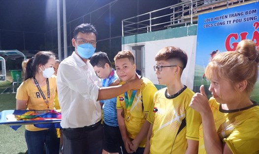 Ban chấp hành Công đoàn cơ sở Công ty TNHH Pousung Việt Nam trao giải cho các đội bóng. Ảnh: CĐ Pousung