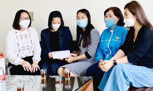 Bà Bùi Thị Thu Hương - Chủ tịch Công đoàn Viên chức tỉnh Phú Thọ thăm hỏi thân nhân của đoàn viên bị bệnh hiểm nghèo đã tử vong. Ảnh: ĐVCC.