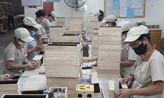 Dây chuyền sản xuất một công ty xuất khẩu đồ gỗ ở Bình Dương. Ảnh: N.D