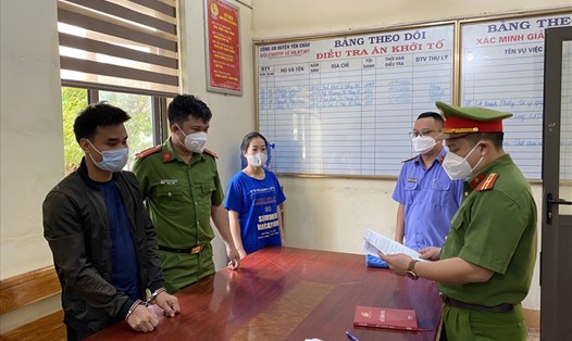 Cơ quan CSĐT Công an huyện Yên Châu thi hành lệnh bắt bị can để tạm giam đối với Nguyễn Văn Hoan. Ảnh: Minh Phượng.