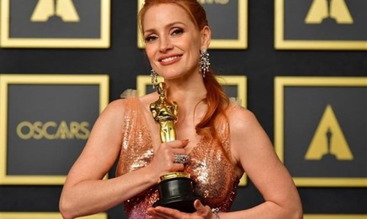 Diễn viên Jessica Chastain giành tượng Vàng cho danh hiệu Nữ diễn viên chính xuất sắc nhất tại lễ trao giải Oscar 2022. Ảnh: AFP