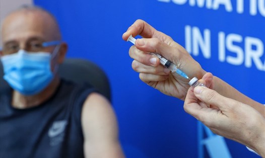 Israel là quốc gia đầu tiên cho phép tiêm liều vaccine COVID-19 thứ 4. Ảnh: AFP